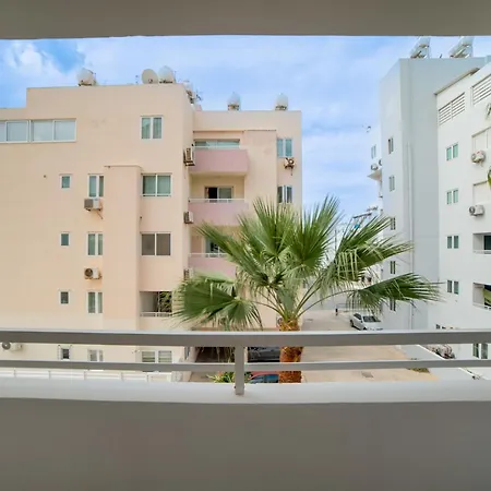 Апартаменты Cozy Mackenzie Getaway Ларнака